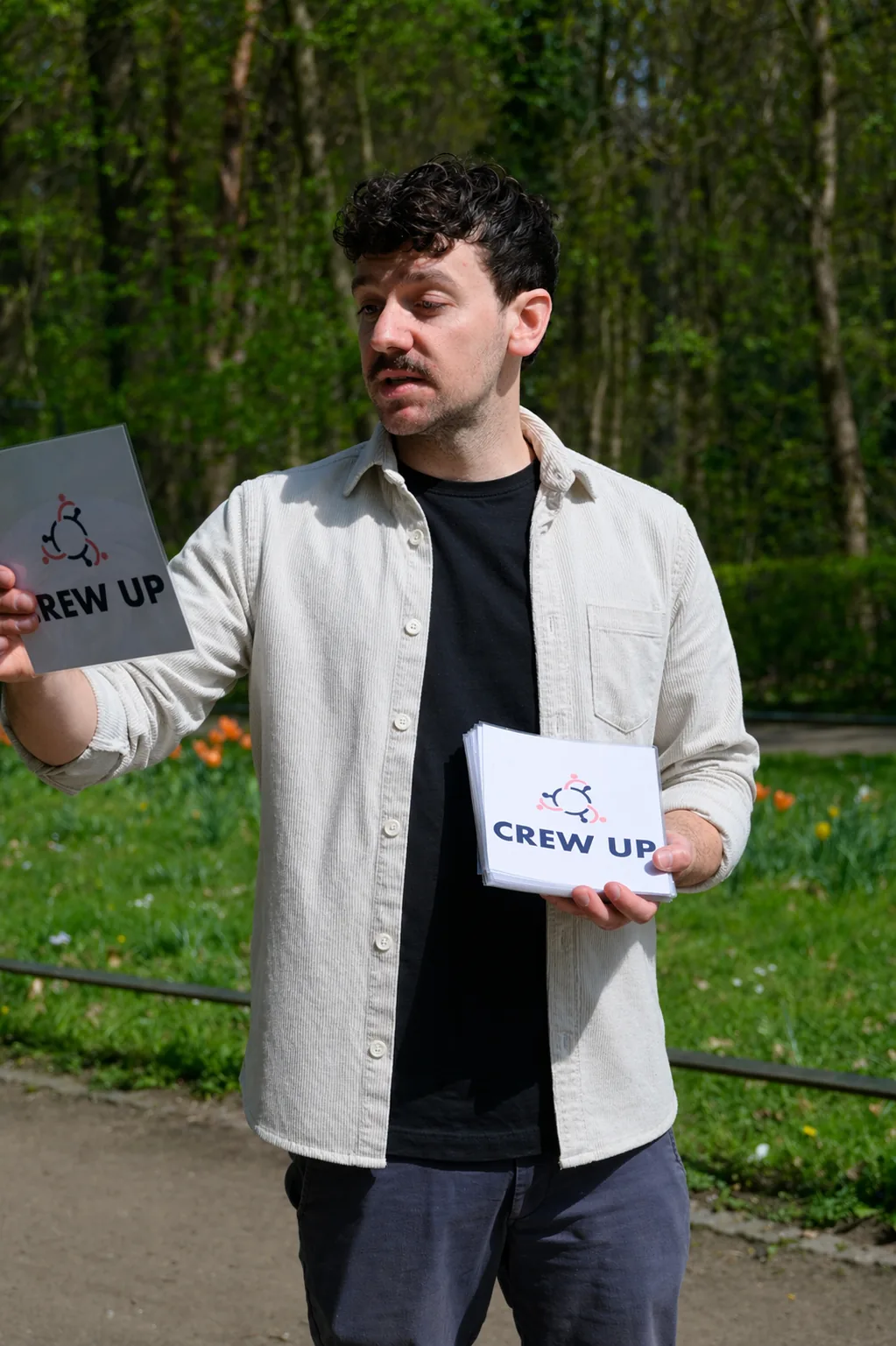 Frederik erklärt eine Übung im Workshop